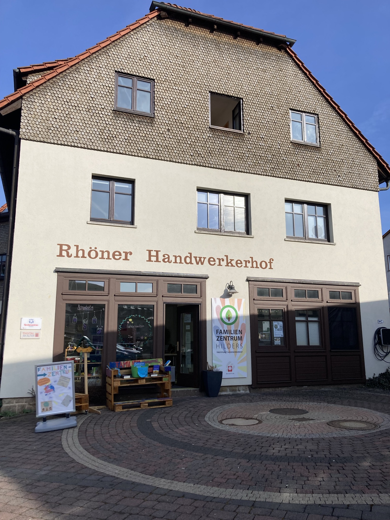 Foto des Familienzentrums in Hilders mit Blick auf den Eingang.