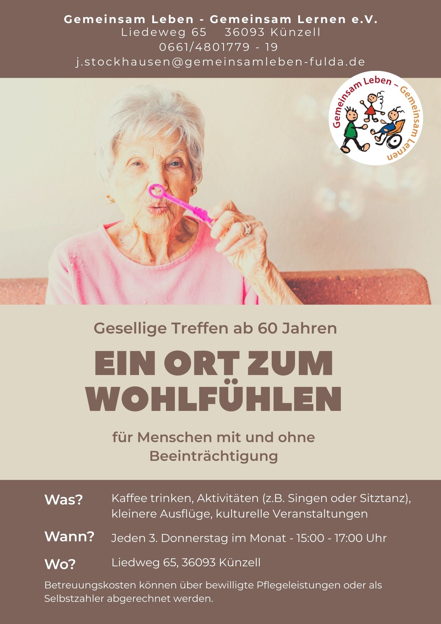Flyer für das Freizeitangebot mit einem Foto einer alten Dame die Seifenblasen pustet.